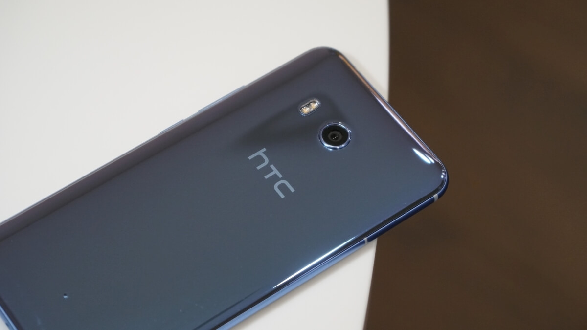 Какие смартфоны оставили след в 2017 году и будут актуальны еще долго. HTC U11. Фото.