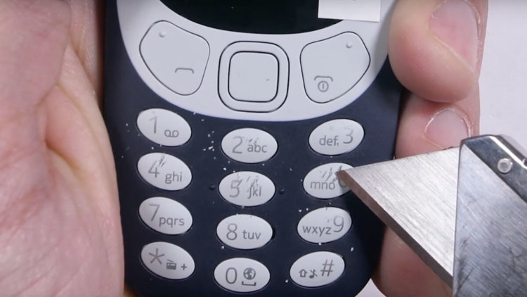 Новая Nokia 3310 прошла тест на прочность. Фото.