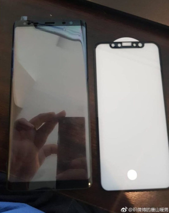 Панели Note 8 и iPhone 8 засветились на совместном снимке. Фото.