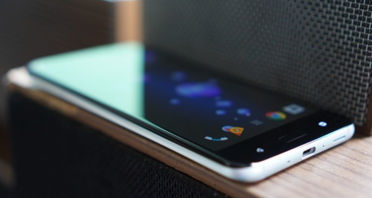 Топ Android-альтернатив безрамочному iPhone X. HTC U11. Фото.