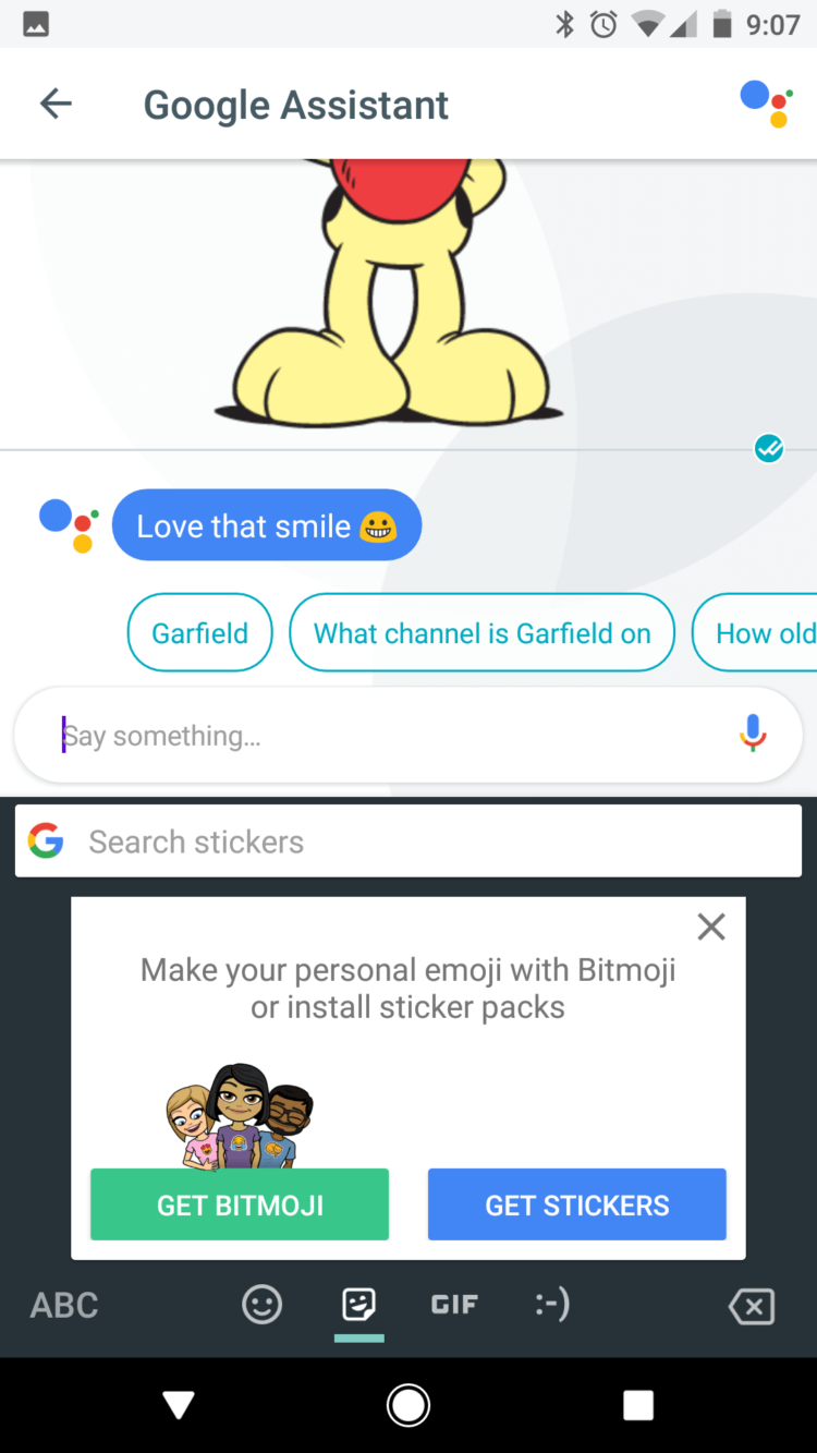 Новая версия Gboard поддерживает стикеры и Bitmoji. Фото.