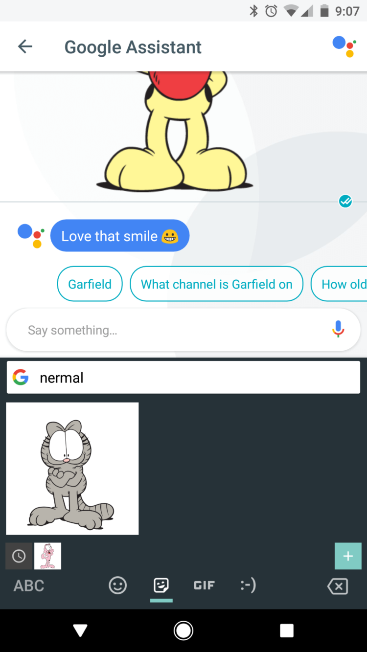 Новая версия Gboard поддерживает стикеры и Bitmoji. Фото.