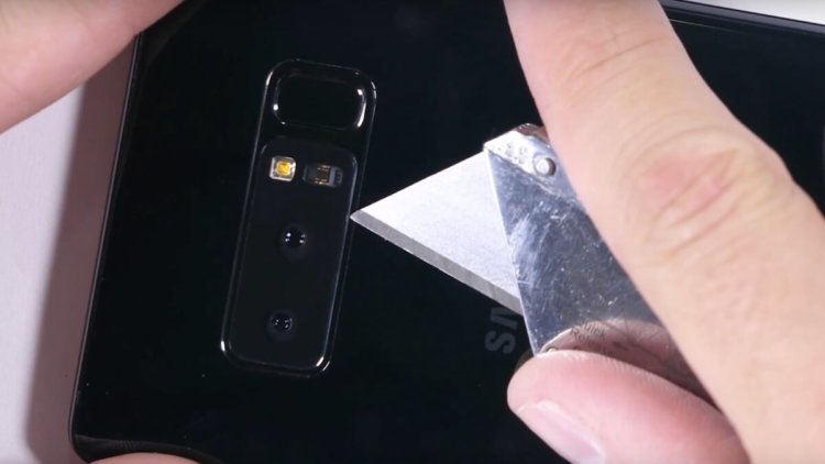 Galaxy Note 8 выдержал испытание огнём и ножом. Фото.