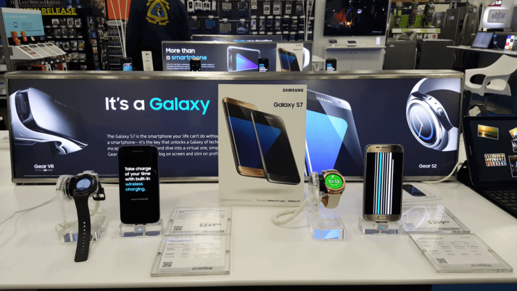 Samsung снижает официальные цены Galaxy S7, S7 Edge, A5 и A7 в России. Фото.