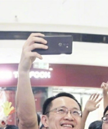 Сотрудник Xiaomi случайно рассекретил новый смартфон компании. Фото.