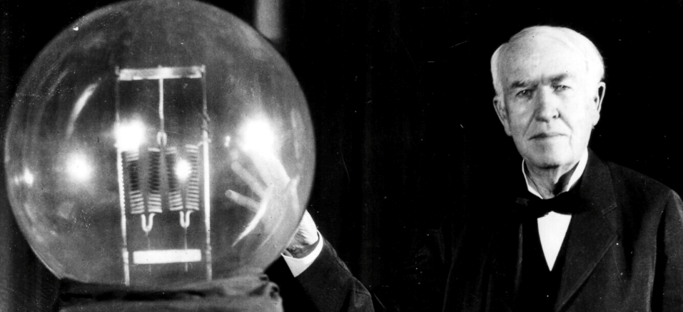 История бренда: Corning. Томас Эдисон и его лампа из стекла Corning. Фото.