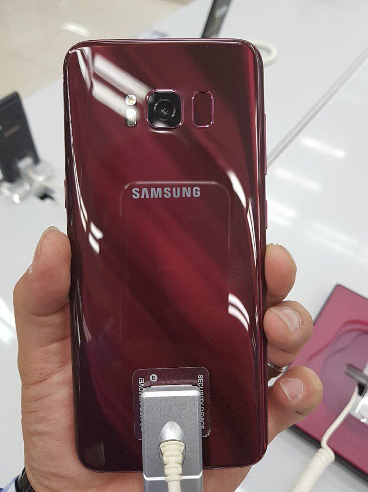 Samsung начала продажи Galaxy S8 в цвете Burgundy Red. Samsung начала продажи Galaxy S8 в цвете Burgundy Red. Фото.