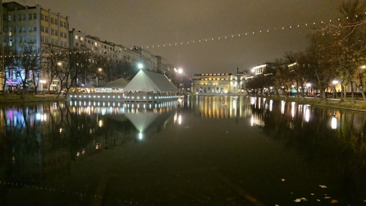 Видеообзор: Sony Xperia XZ1 — почти как Premium, но чуть-чуть попроще. Самая быстрая камера. Видеообзор: Sony Xperia XZ1 — почти как Premium, но чуть-чуть попроще. Самая быстрая камера. Фото.