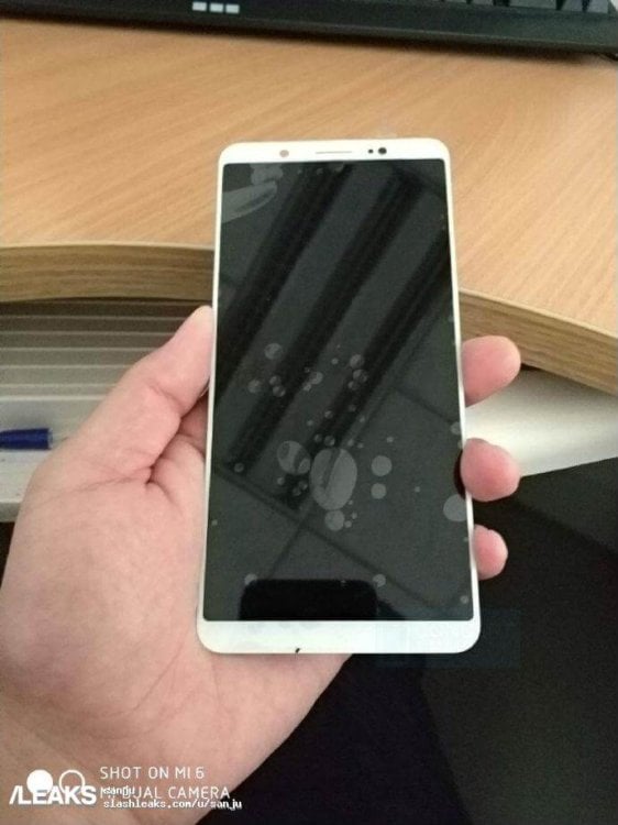 Бюджетный Xiaomi Redmi Note 5 удивляет внешним видом. Фото.