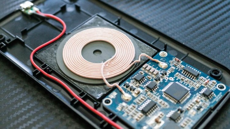 Гендиректор OnePlus объяснил, чем плоха беспроводная зарядка. Фото.