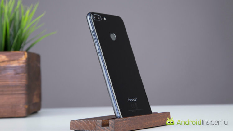 Видеообзор: Honor 9 Lite — любители стекла будут довольны. Доминирование стекла. Видеообзор: Honor 9 Lite — любители стекла будут довольны. Доминирование стекла. Фото.