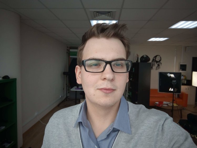 Распознавание лица за 8000 рублей: обзор смартфона BQ Advance. О камерах. Фото.