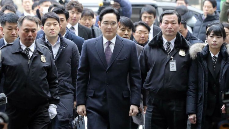 Вице-президента Samsung освободили из тюрьмы. Фото.