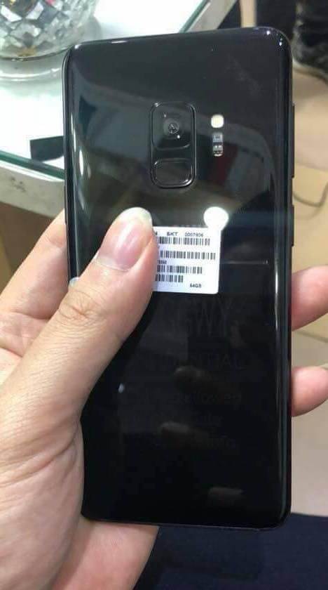 Galaxy S9 показали на реальных фотографиях. Galaxy S9 показали на реальных фотографиях. Фото.