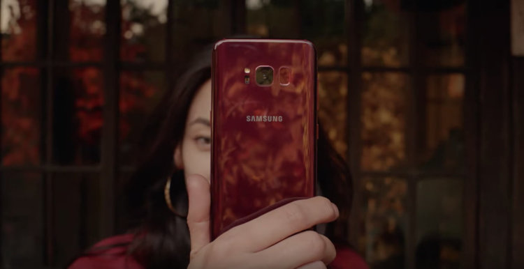 Samsung снизила цену Galaxy S8 и привезла в Россию версию в красном цвете. Фото.