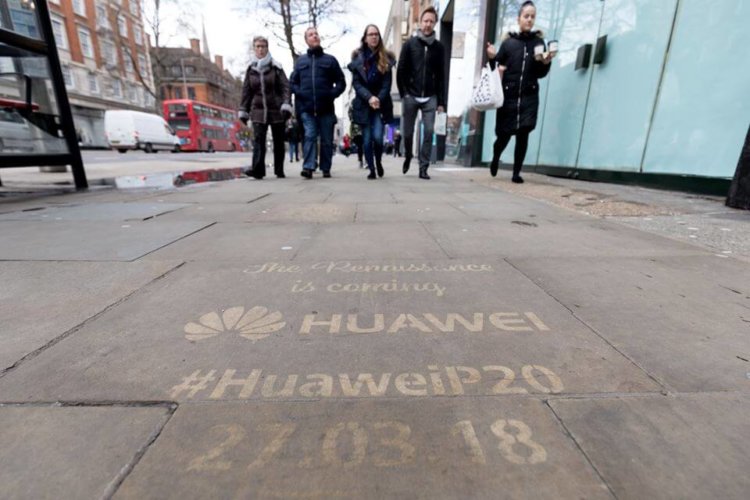 Huawei троллит Samsung и Apple. Фото.