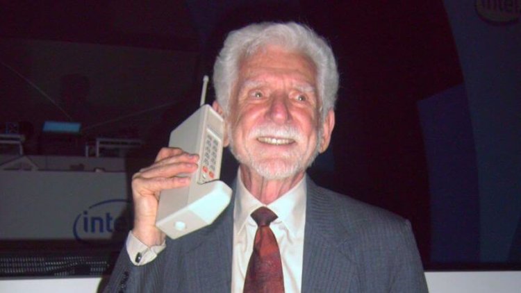 Юбилей технологий: первому мобильному звонку исполнилось 45 лет. Фото.