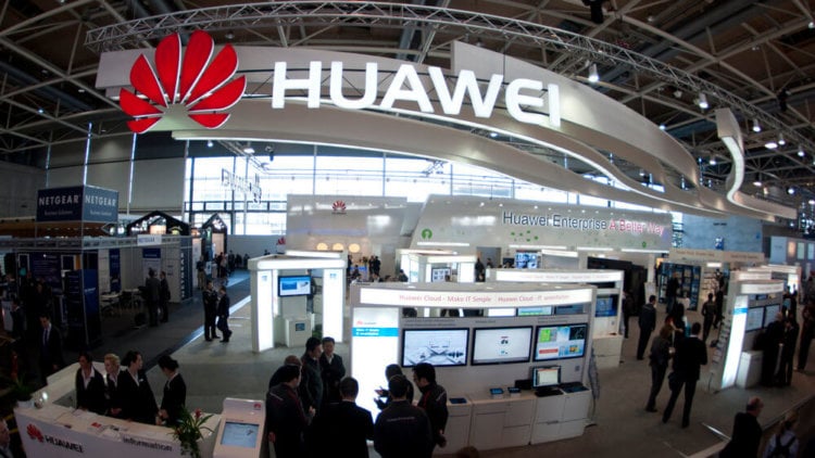 Huawei впервые стал лидером продаж смартфонов в России. Фото.