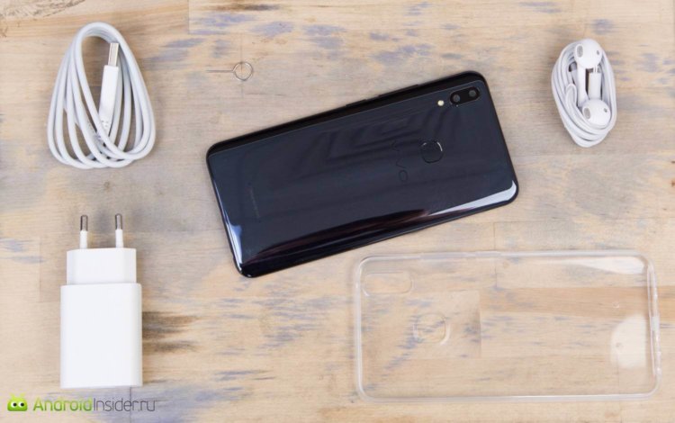 Vivo V9 — еще один смартфон в популярном сегменте. Комплектация. Фото.