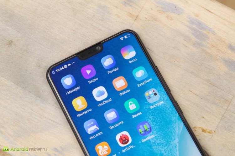 Vivo V9 — еще один смартфон в популярном сегменте. Три камеры с двух сторон. Фото.