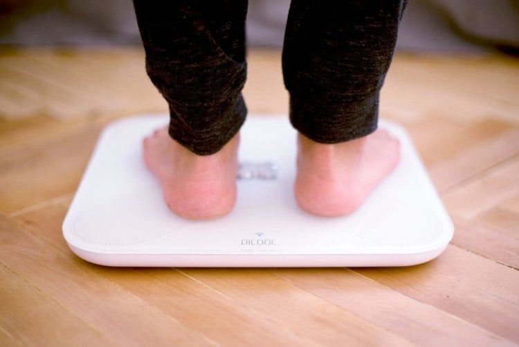 Эти весы точно помогут вам привести себя в форму. Как происходит измерение. Фото.