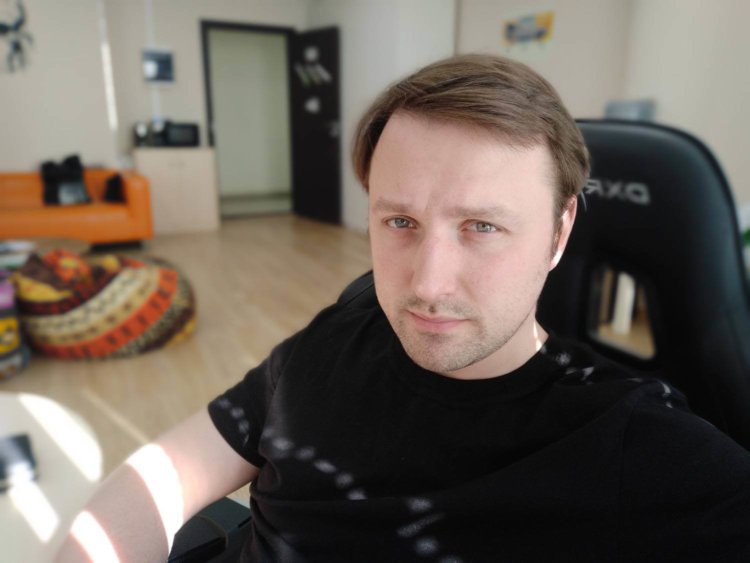 Vivo V9 — еще один смартфон в популярном сегменте. Три камеры с двух сторон. Фото.