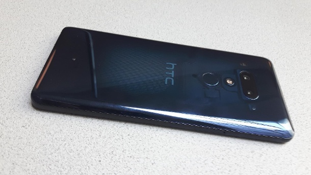 В Сети появился первый обзор HTC U12+. Фото.