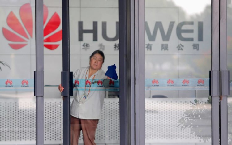 США намерены оставить смартфоны Huawei без Android. Фото.