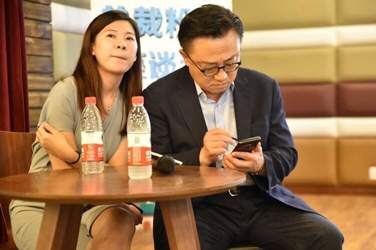 Galaxy Note 9 в реальной жизни. Смартфон сфотографировали в руках директора Samsung. Фото.