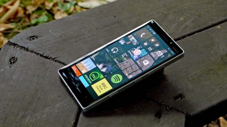Microsoft подтвердила скорый релиз фирменного Android-смартфона. Фото.