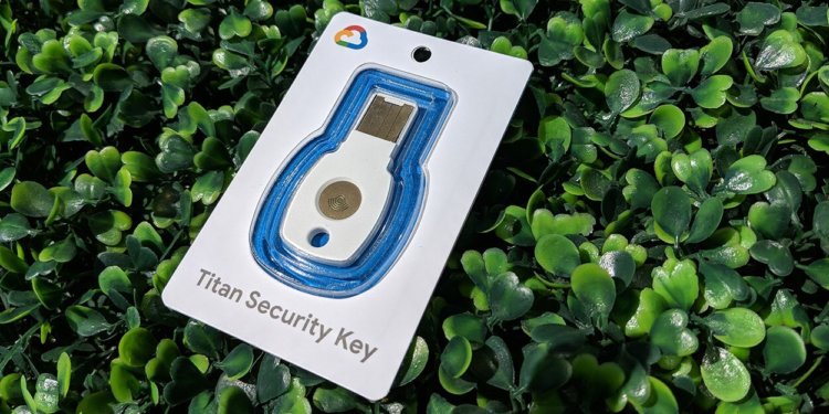 Google представила аппаратные ключи Titan Key, которые не позволят хакерам украсть данные. Фото.