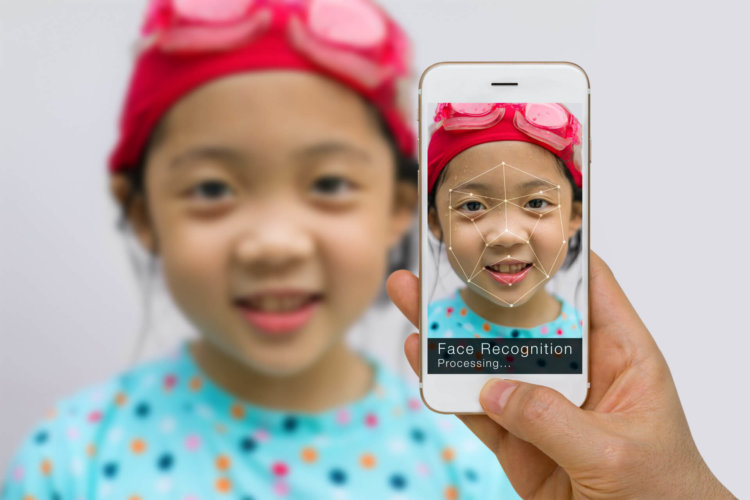 Сканер лица научили пресекать длительное использование смартфонов детьми. Фото.