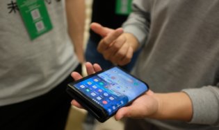 CES 2019: Samsung показала складной Galaxy F, но не всем. Фото.