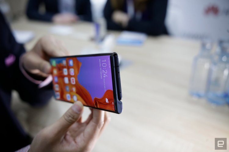 MWC 2019: Складной Huawei Mate X показали со всех сторон. И он круче Galaxy Fold. Чем так хорош Huawei Mate X. Фото.