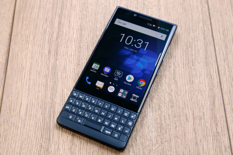 Лучшие Android-смартфоны для активных пользователей (2019). BlackBerry Key 2. Фото.