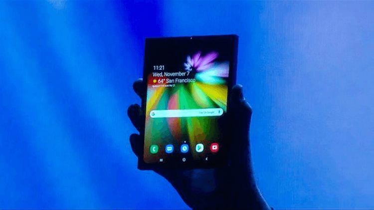 5 смартфонов с гибкими дисплеями, которые стоит ждать в 2019 году. Смартфон от Samsung. Фото.