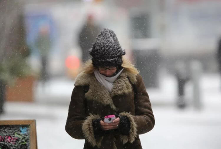 Как защитить смартфон от холода. Фото.