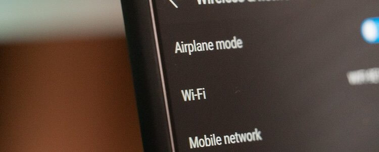 5 простых советов, как уберечь смартфон от взлома. Совет 3: По возможности не используйте общественный Wi-Fi. Фото.