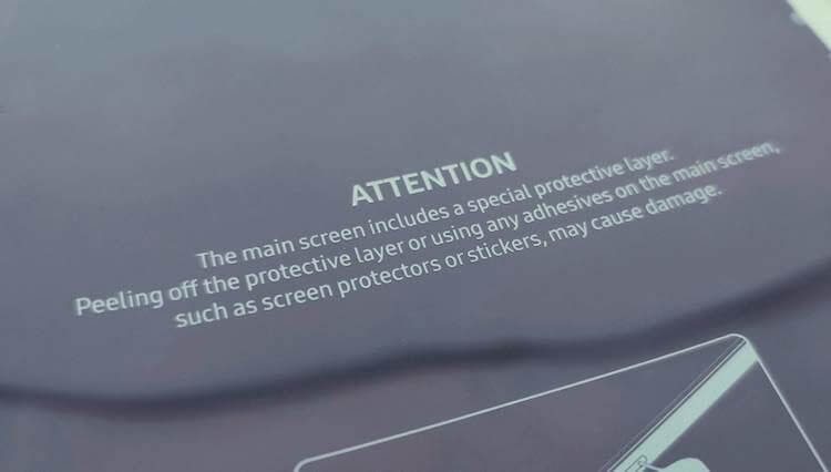 Samsung забыла предупредить, что удаление пленки с экрана Galaxy Fold выводит его из строя. Как сломать экран Galaxy Fold. Фото.