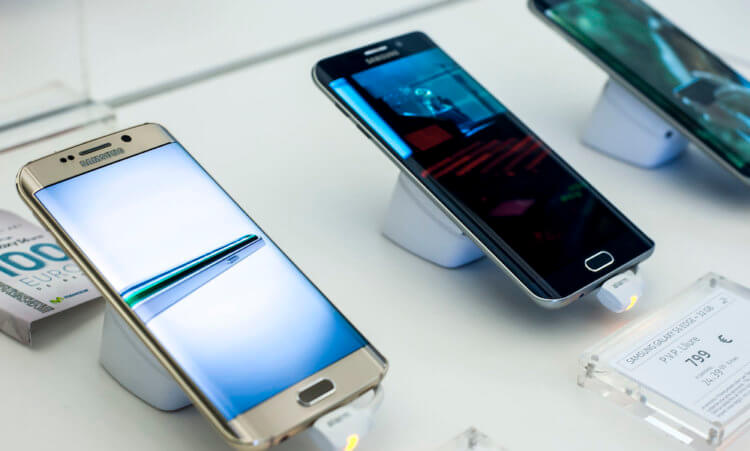 Российский офис Samsung признали виновным в координации цен на смартфоны. Фото.