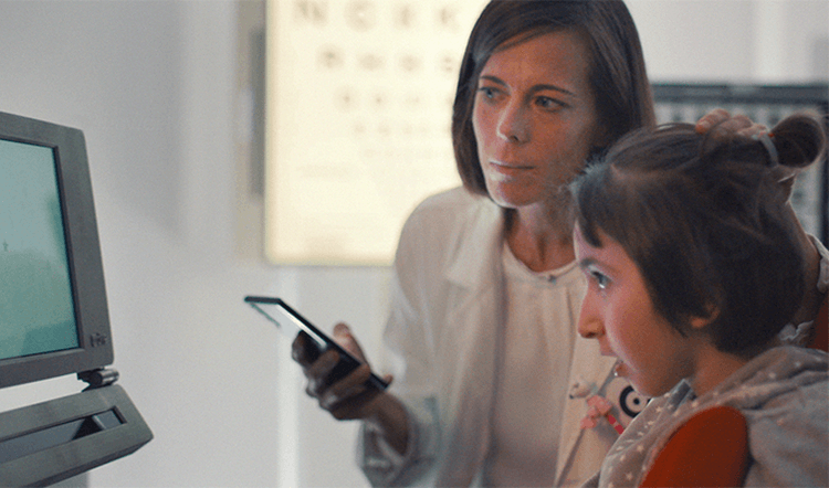 Как Huawei собирается диагностировать глазные заболевания при помощи своих смартфонов и ИИ. DIVE: использование ИИ для проверки зрительных функций. Фото.