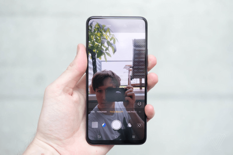 Samsung работает над безрамочным смартфоном с камерой под дисплеем. Фото.
