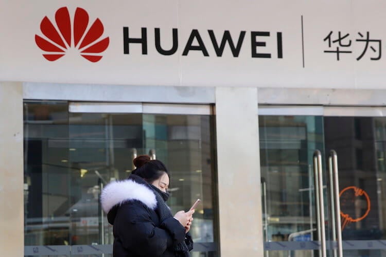 Huawei запретили использовать SD-карты в своих смартфонах. Фото.
