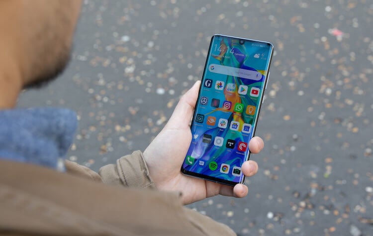 Huawei начала встраивать рекламу в свои смартфоны. Фото.