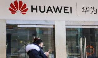 Американские компании втайне от США продолжают работать с Huawei. Фото.