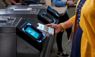 Google сильно упростила взаимодействие Google Pay с системами бесконтактной оплаты. Фото.