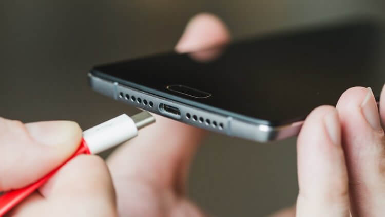 Почему ваш смартфон заряжается так долго: 8 самых популярных причин