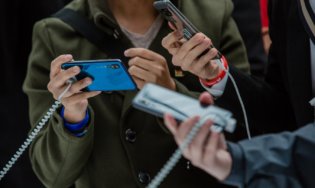 Почему не стоит покупать новый смартфон сейчас. Фото.