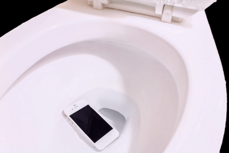 Что делать, если смартфон упал в воду. Фото.