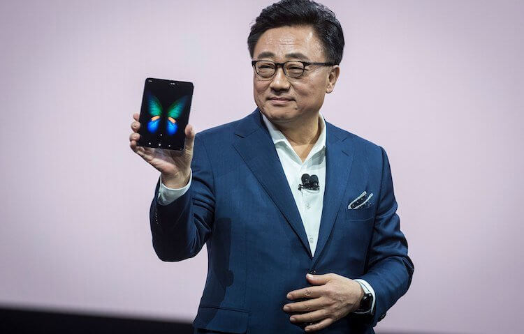 Samsung признала, что представила Galaxy Fold недоработанным. Фото.